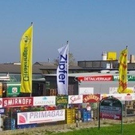 Straße mit verschiedenen Schildern